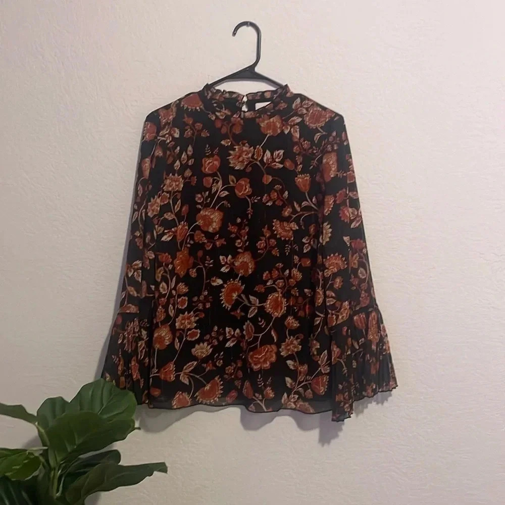 Chicos size 1 (Medium) fall colored bell sleeve top
